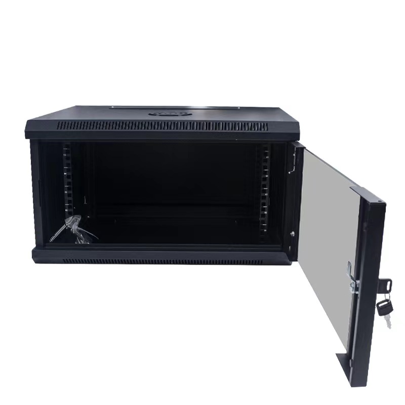 Dois-je vérifier l'emplacement des trous d'entrée de câble lors du choix d'une armoire de réseau?