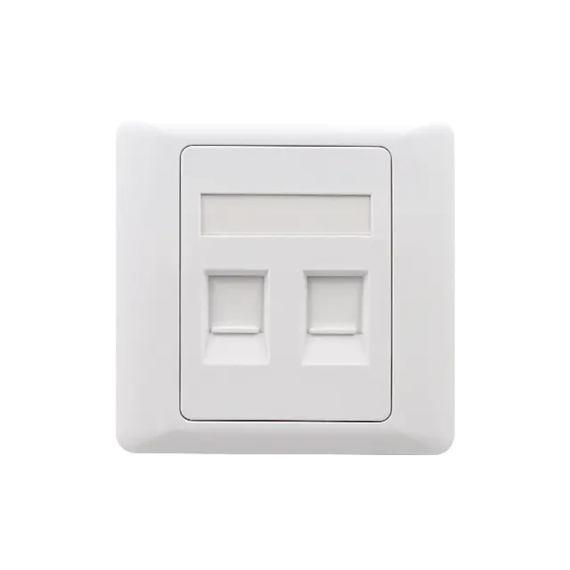 Quels sont les avantages de l'utilisation des plaques de face réseau avec des prises ou des inserts modulaires pour une personnalisation plus facile?